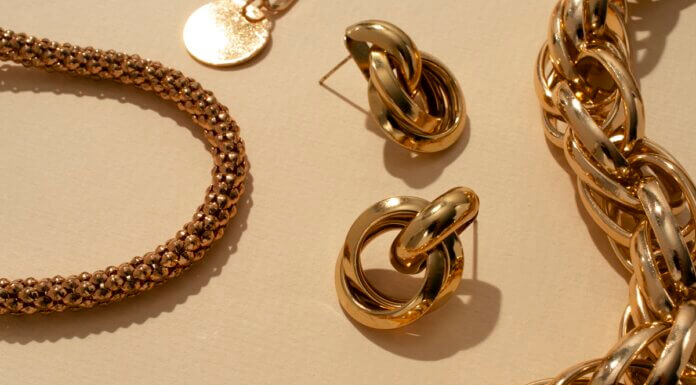 Gouden juwelen schoonmaken