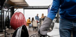 Bbq grill rooster poetsen