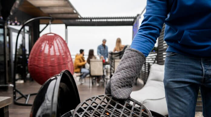 Bbq grill rooster poetsen